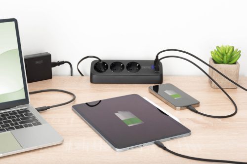 DIGITUS DA-70625 3 aljzatos 2x USB-A 1x USB-C fekete 1,5m asztali elosztó