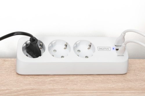 DIGITUS DA-70626 3 aljzatos 2x USB-A 1x USB-C fehér 1,5m asztali elosztó
