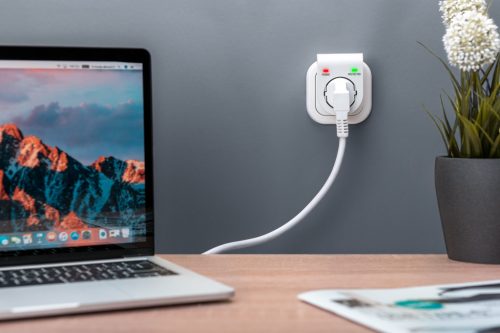 DIGITUS DN-95400 16A 3500W Schuko túlfeszültségvédő adapter