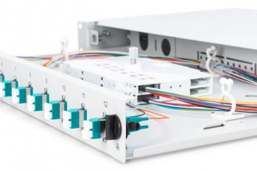 DIGITUS DN-96331/3 19" 1U 12xLC duplex OM3 toldóval pigtaillel és kötőkazettával szerelt optikai patch panel
