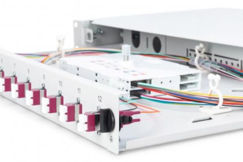 DIGITUS DN-96331-4 19" 1U 12xLC duplex OM4 toldóval pigtaillel és kötőkazettával szerelt optikai patch panel